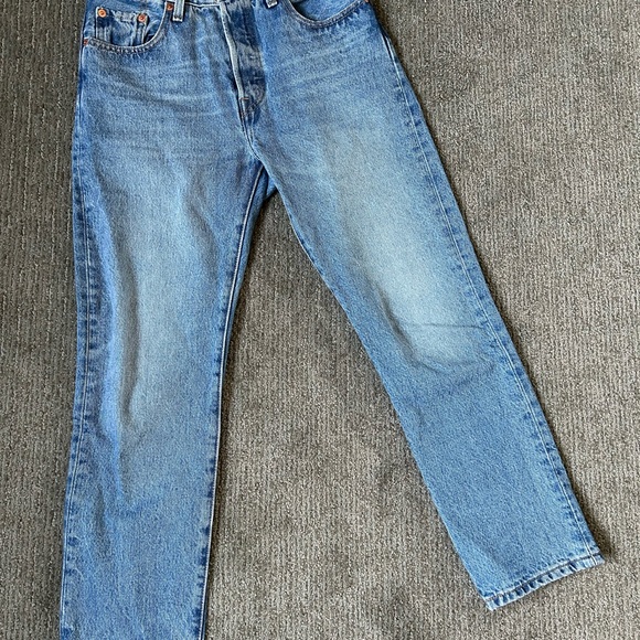 Levi’s 501 original cropped jeans in worn in medium indigo wash - Picture 4 of 6